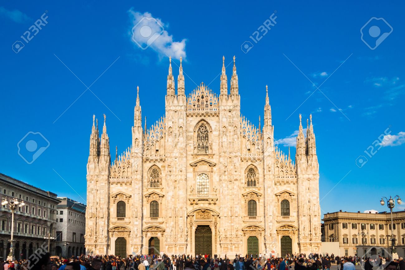 ミラノ大聖堂 ドゥオーモ ミラノは ミラノ イタリアのゴシック様式カテドラルの教会です 人々 の正方形の Ful から夕暮れで撮影します の写真素材 画像素材 Image 15927676