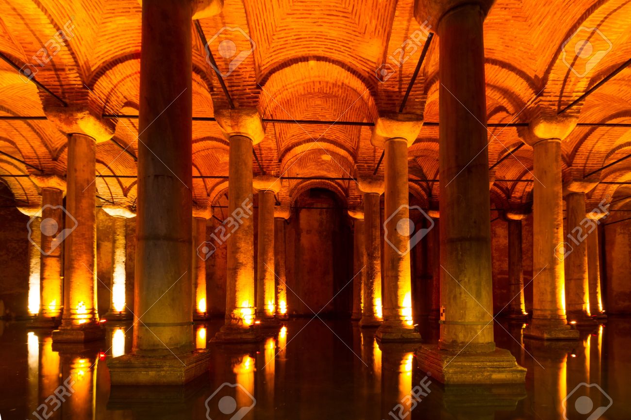 バシリカ シスタン トルコ語 Yerebatan Sarayi サンケン宮殿 または Yerebatan Sarnici 沈没シスタン イスタンブールの都市 旧コンスタンティノープル トルコの下にあるいくつかの百古代の水槽の中で最大です の写真素材 画像素材 Image