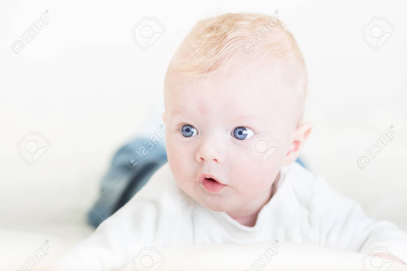 青い目をしたかわいい金髪の赤ちゃん男の子 の写真素材 画像素材 Image 青い目をしたかわいい金髪の赤ちゃん男の子 の写真素材 画像素材 Image