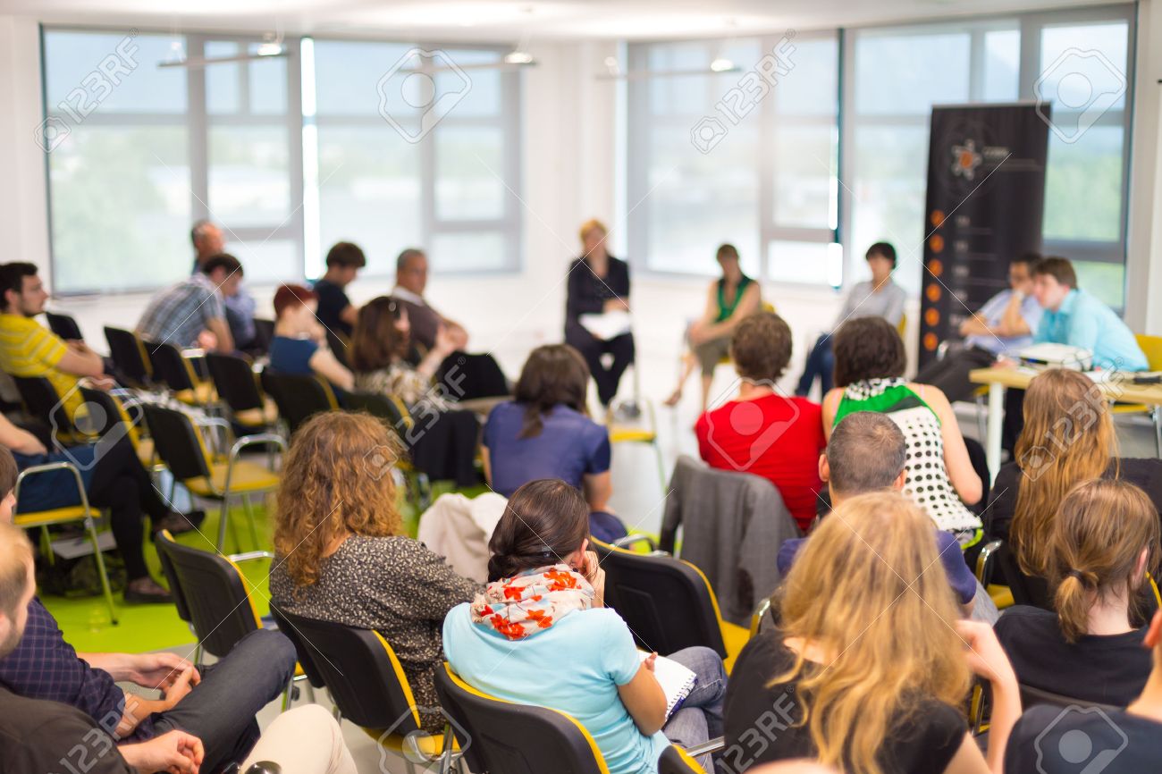 ラウンドテーブルディスカッション ビジネス会議でのプレゼンテーション。会議ホールで聴衆。の写真素材・画像素材 Image 29069700