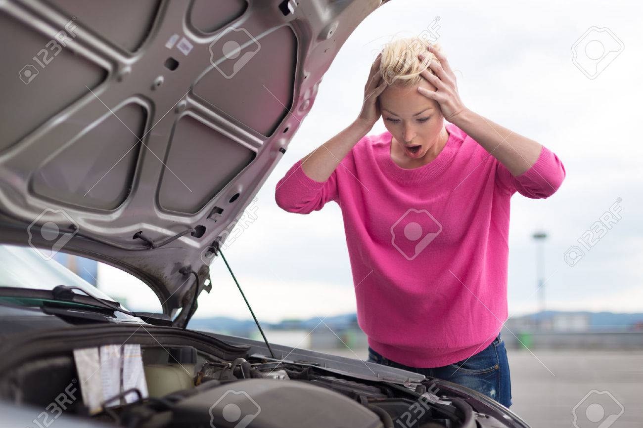 車の欠陥エンジン故障で若い女性を強調しました の写真素材 画像素材 Image
