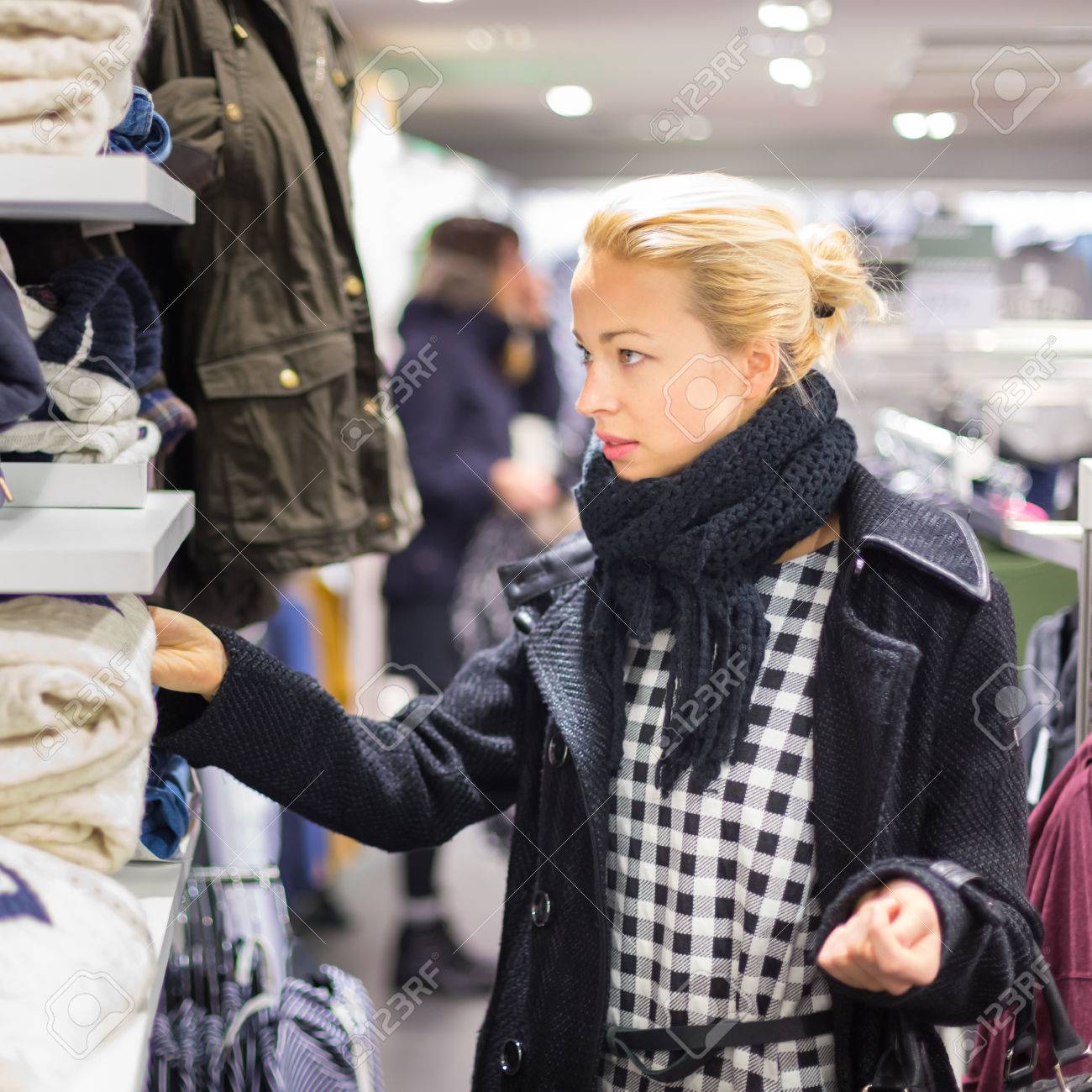 Vêtements Femme Commerciaux. Shopper En Regardant à L\'intérieur De ... Vêtements Femme Commerciaux. Shopper En Regardant à L\'intérieur De ...