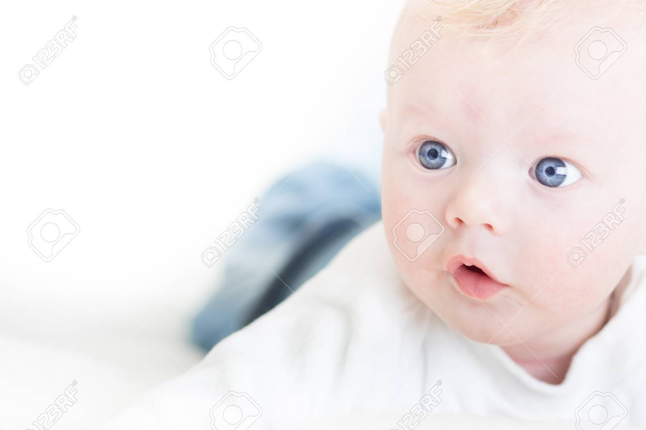 かわいい金髪の赤ちゃん男の子青い目を持つ の写真素材 画像素材 Image かわいい金髪の赤ちゃん男の子青い目を持つ の写真素材 画像素材 Image