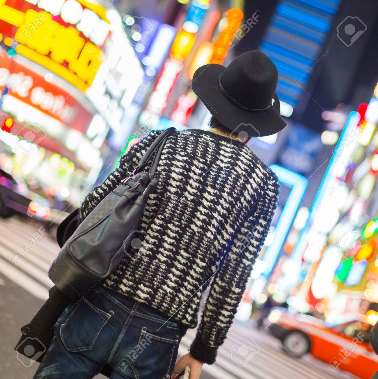 孤独なおしゃれを着て歌舞伎町 エンターテイメント 新宿 東京 日本の歓楽街の十字路を待っている若い男 の写真素材 画像素材 Image 孤独なおしゃれを着て歌舞伎町 エンターテイメント 新宿 東京 日本の歓楽街の十字路を待っている若い男 の写真素材 画像素材 Image