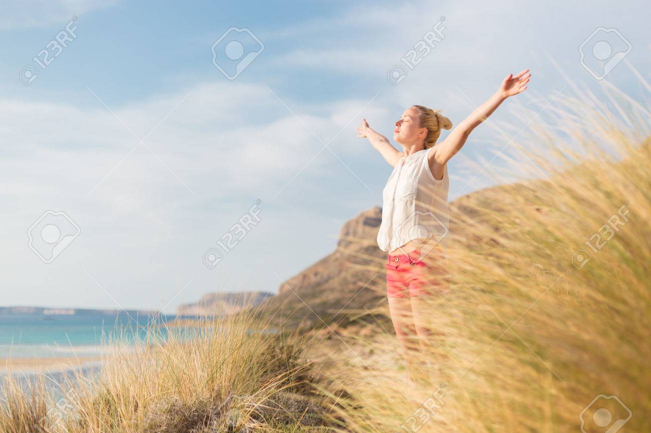 リラックスした女性層 楽しんで太陽 自由と生活の武器 美しいビーチ 若い女性が無料 リラックスして幸せを感じてします の写真素材 画像素材 Image