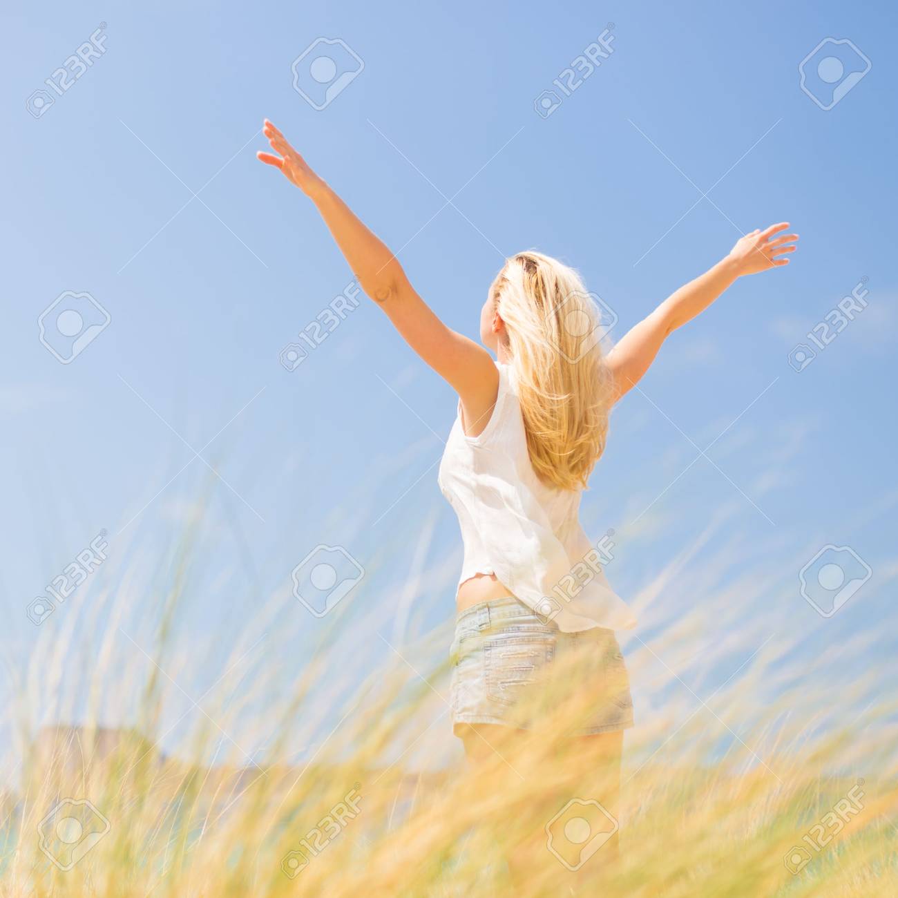 リラックスした女性層 楽しんで太陽 自由と生活の武器 美しいビーチ 若い女性が無料 リラックスして幸せを感じてします の写真素材 画像素材 Image