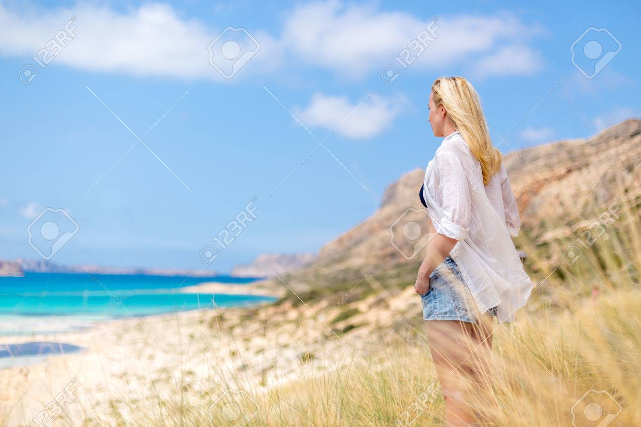 Femme Detendue En Chemise Blanche Regardant Loin Profitant Belle Nature La Liberte Et La Vie Au Paysage Serein A La Plage De Balos Grece Concept De Vacances La Liberte Le Bonheur La