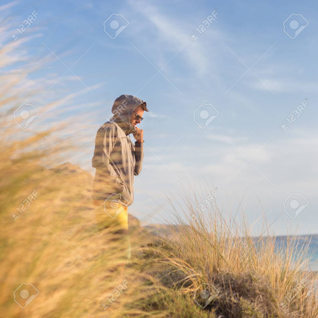 Sporty Homme Actif Regardant Loin Profitant Belle Nature La Liberte Et La Vie Au Paysage Serein A La Plage De Balos Mode De Vie Actif En Plein Air Banque D Images Et Photos