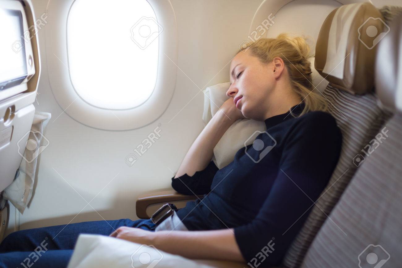 Mude Blonde Caucasian Dame Auf Dem Sitz Nickerchen Machen Wahrend Mit Dem Flugzeug Reisen Kommerzielle Transport Von Flugzeugen Lizenzfreie Fotos Bilder Und Stock Fotografie Image 66370514