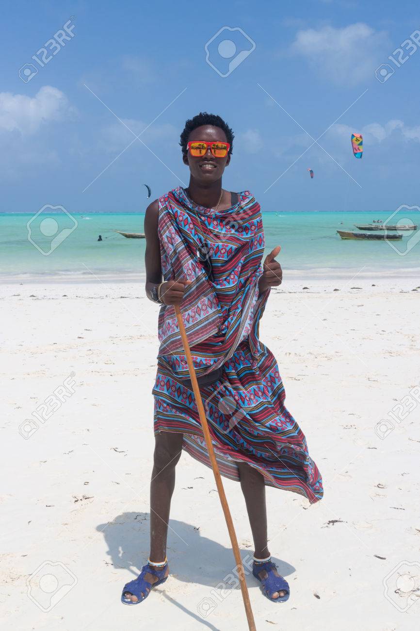 Traditonaly Habillé Homme Noir Avec Des Lunettes De Soleil Drôles Sur La Plage Paje Guerrier Massaï Sur Image Parfaite Plage Tropicale à Zanzibar