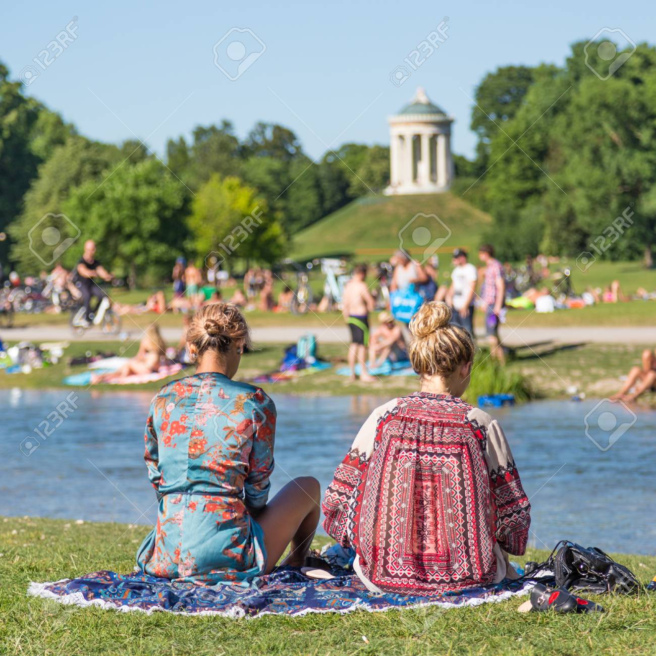 夏を楽しむ人々、日光浴、イザール川で泳いで、日当たりの良い夏のミュンヘン、ドイツ英国庭園の緑でリラックスした休日の日。の写真素材・画像素材 Image  82100051