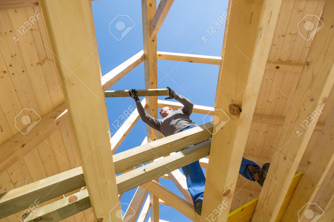 木造屋根構造を持つ職場の屋根葺き職人を大工します の写真素材 画像素材 Image