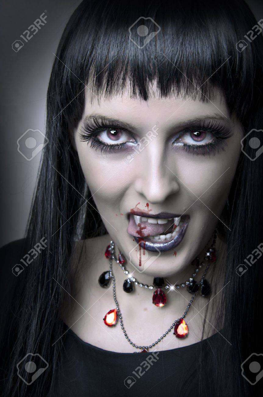 ファッション女性吸血鬼や悪魔の血の肖像 の写真素材 画像素材 Image
