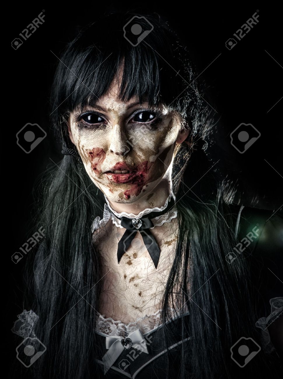 怖いゾンビと女性との黒い目血開口 の写真素材 画像素材 Image 怖いゾンビと女性との黒い目血開口 の写真素材 画像素材 Image