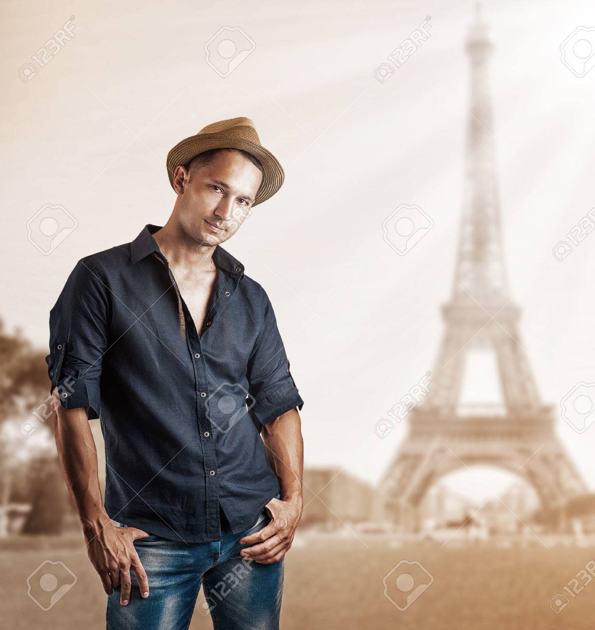 El Hombre De Moda En Camisa Azul Marino Pantalones Vaqueros Posando En París, Francia Fotos, Retratos, Imágenes Y Fotografía De Archivo Libres De Derecho. Image 32790619.