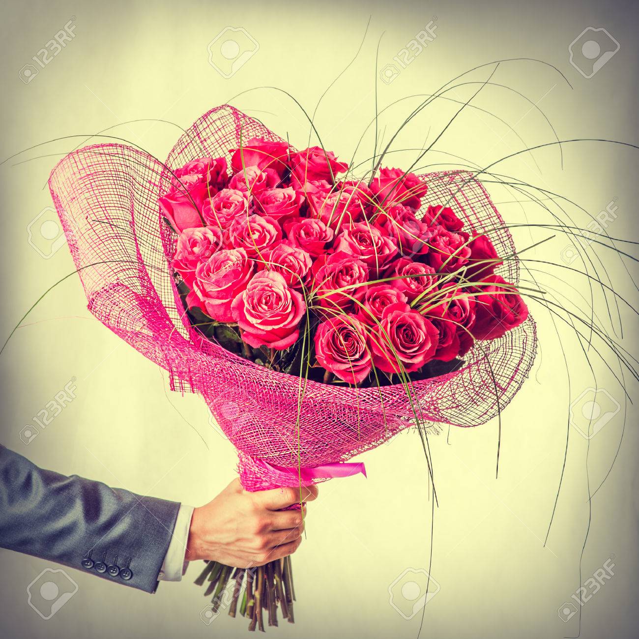Big Belle Bouquet De Fleurs Roses Rouges à La Main Des Hommes Saint Valentin Dans Le Style Rétro