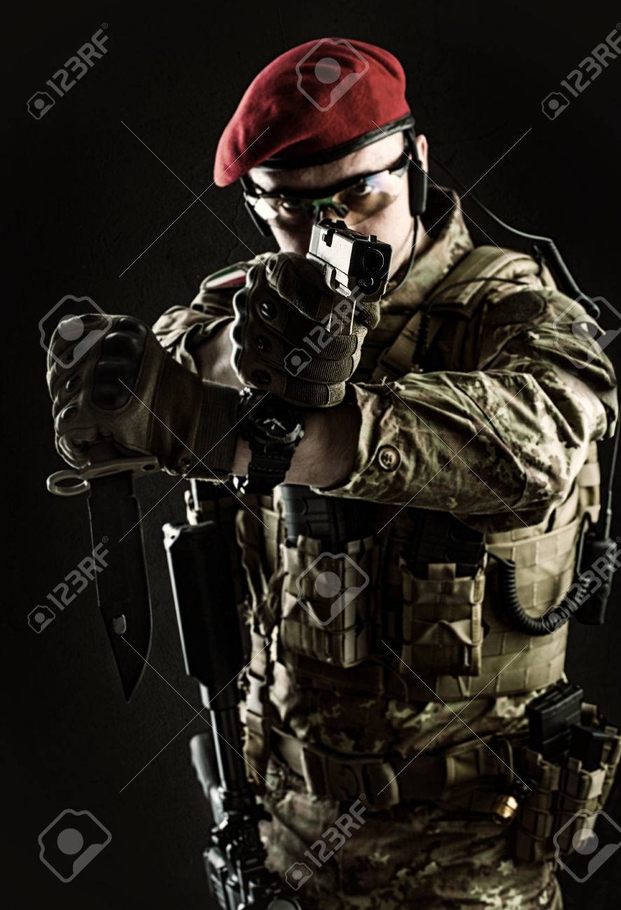銃の銃口に焦点を当てます 若いハンサムな軍人が銃 赤いベレー帽と手袋を身に着けている彼から目指すイタリア迷彩 の写真素材 画像素材 Image 銃の銃口に焦点を当てます 若いハンサムな軍人が銃 赤いベレー帽と手袋を身に着けている彼から目指すイタリア迷彩 の写真素材 画像素材 Image