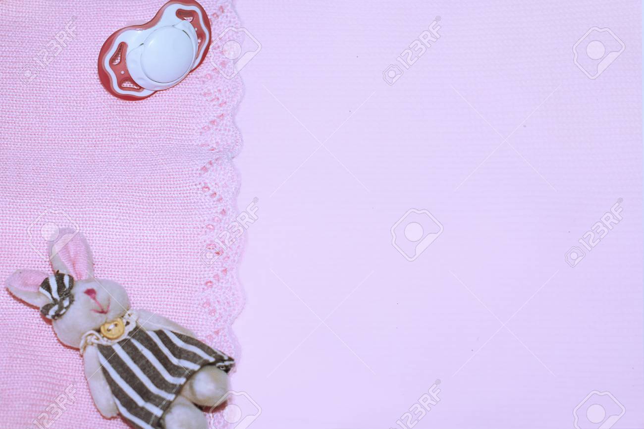 Tricote A La Main Mignonne Rose Couleur Fond Bebe Fille Avec Lapin En Peluche Dans Le Coin Et Perles Roses Ont Il Top Espace Pour La Copie Le Texte Vos Mots Banque