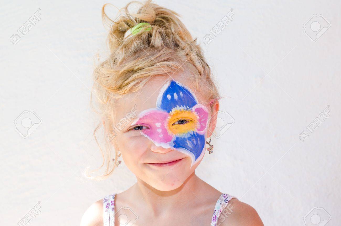 Schone Blonde Madchen Mit Blume Schminken Lizenzfreie Fotos Bilder Und Stock Fotografie Image 34681697