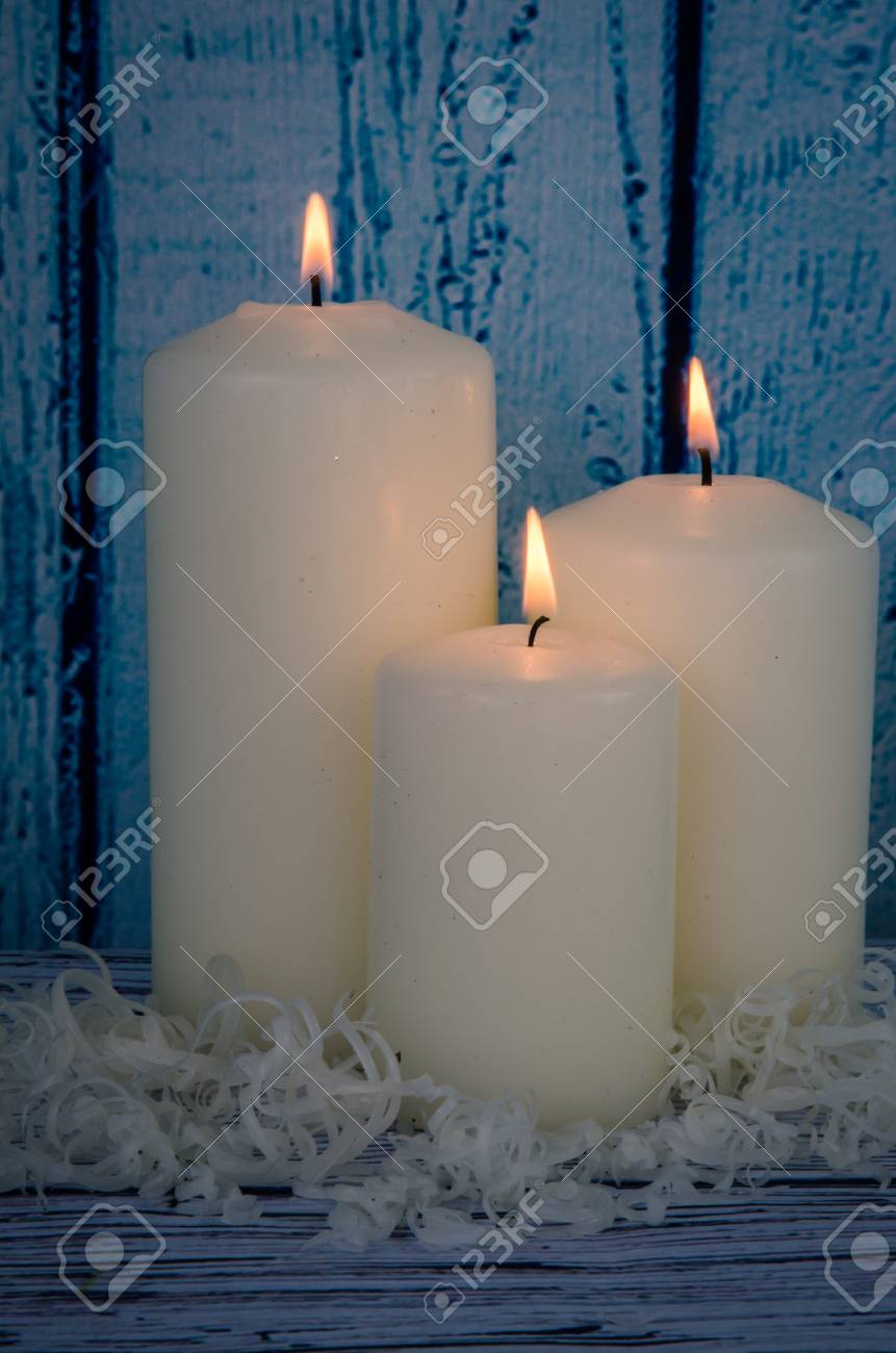 Decoración De Velas Blancas Sobre Fondo Azul De Madera Fotos