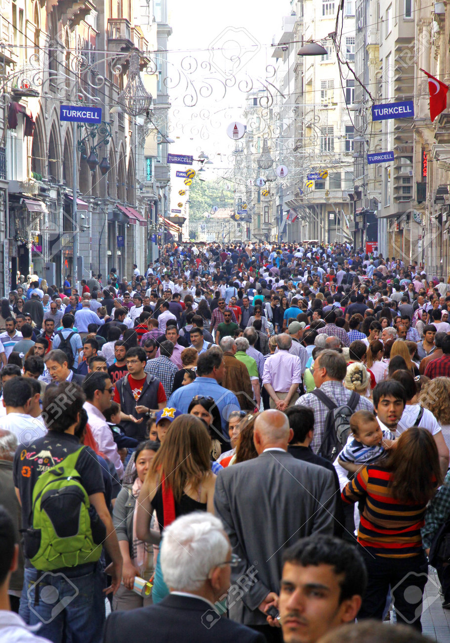 イスタンブール トルコ 12 年 5 月 5 日 イスタンブールのイスティクラル通りを歩いている人 それは 1 つの週末 1 日でほぼ 300 万の人々 が訪れて トルコの首都の最も有名な通り の写真素材 画像素材 Image