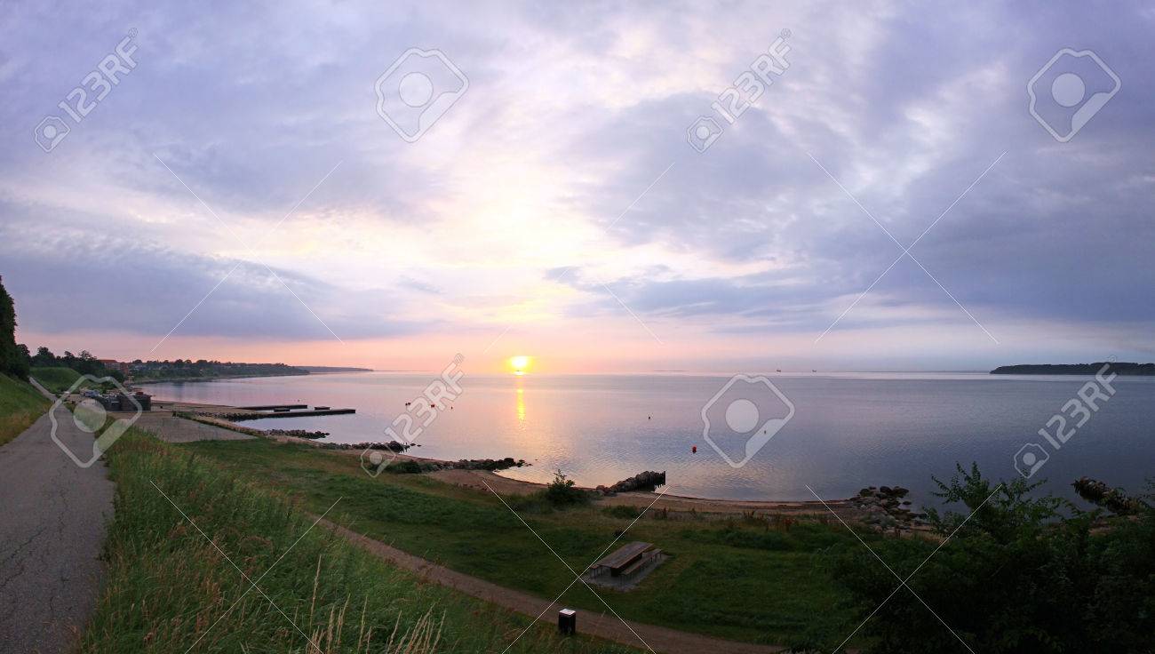 デンマーク フレデリシア市でカテガット海峡に昇る朝日 カテガット海峡 北海とバルト海を結ぶ海峡の海 の写真素材 画像素材 Image 3474