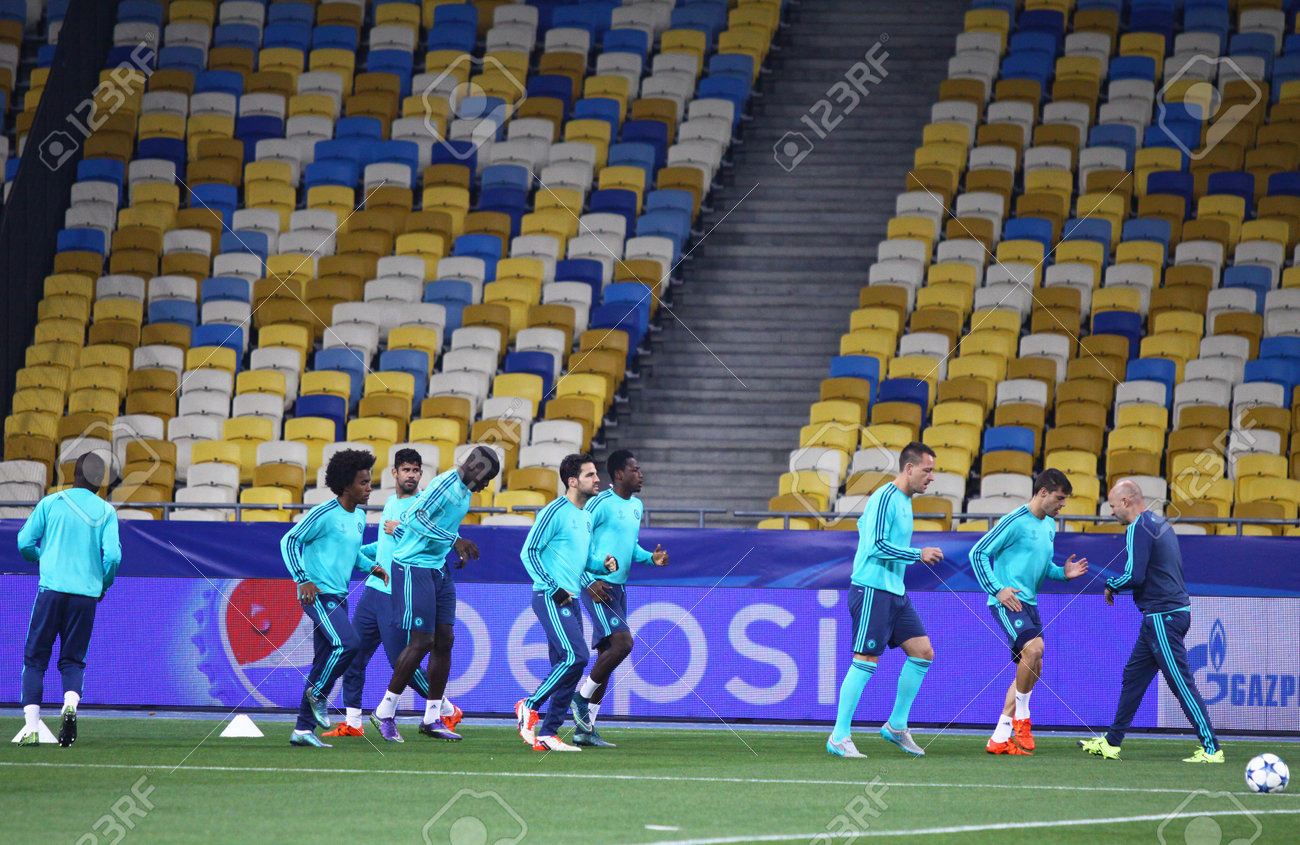 キエフ ウクライナ 15 年 10 月 19 日 Fc チェルシー選手 Fc ディナモ キエフに対して Nsc Olimpiyskyi Uefa チャンピオンズ リーグの試合前にスタジアムでトレーニング セッション中に実行 の写真素材 画像素材 Image