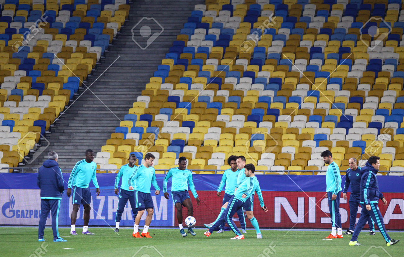 キエフ ウクライナ 15 年 10 月 19 日 Fc チェルシー選手 Fc ディナモ キエフに対して Nsc Olimpiyskyi Uefa チャンピオンズ リーグの試合前にスタジアムでトレーニング セッション中に実行 の写真素材 画像素材 Image 4745