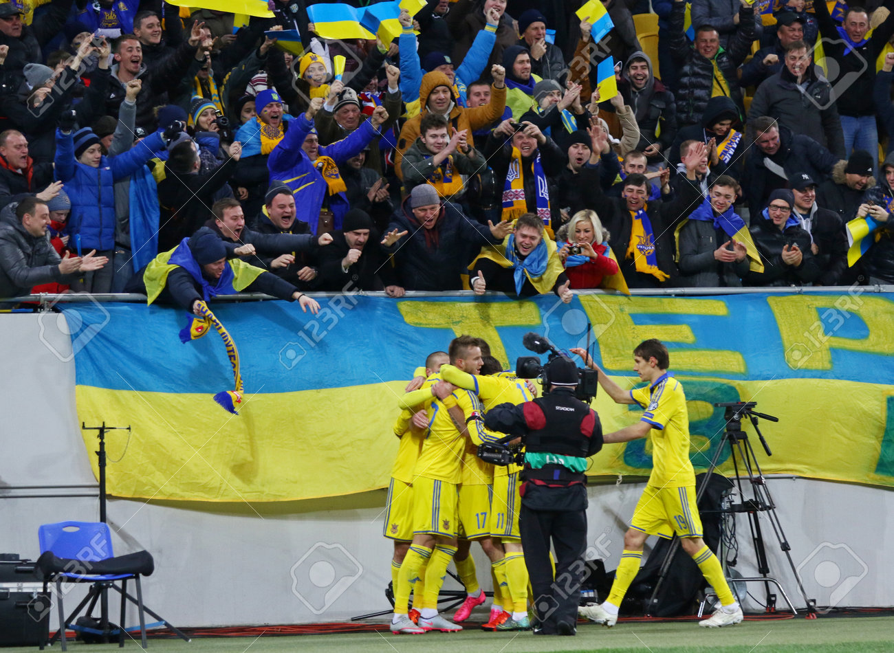 リヴィウ ウクライナ 15 年 11 月 14 日 ウクライナのサッカー選手が反応するスロベニア リヴィウ アリーナで決勝トーナメント戦の Uefa ユーロ 16年プレーオフ中にゴール後 の写真素材 画像素材 Image