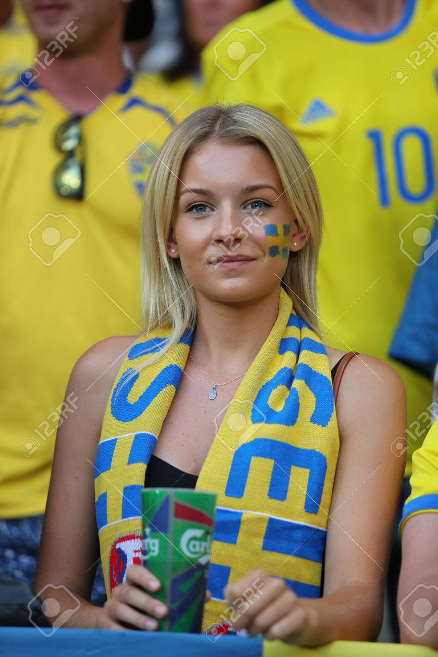 58864930-nice-frankreich-22-juni-2016-der-schwedische-fan-zeigt-ihre-unterst%C3%BCtzung-bei-der-uefa-euro-2016-spiel-sc.jpg