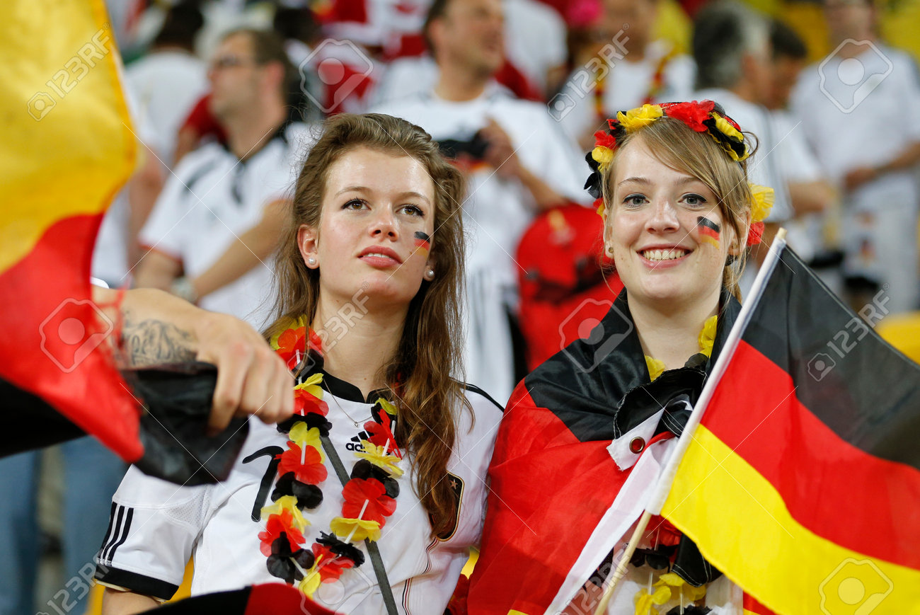 リヴィウ ウクライナ 12 年 6 月 17 日 ドイツのサッカー チームのサポーターの支持を示す Uefa ユーロ 12 の中にリヴィウ ウクライナのリヴィウ アリーナでデンマーク戦 ドイツ 2 1 で勝った の写真素材 画像素材 Image