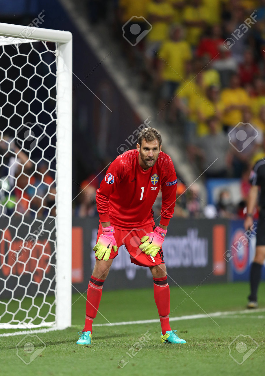 Uefa Euro 16 アリアンツ スタッド ド ニース ニース フランスでベルギー戦でスウェーデンのニース フランス 16 年 6 月 22 日 ゴールキーパー Andreas Isaksson の写真素材 画像素材 Image