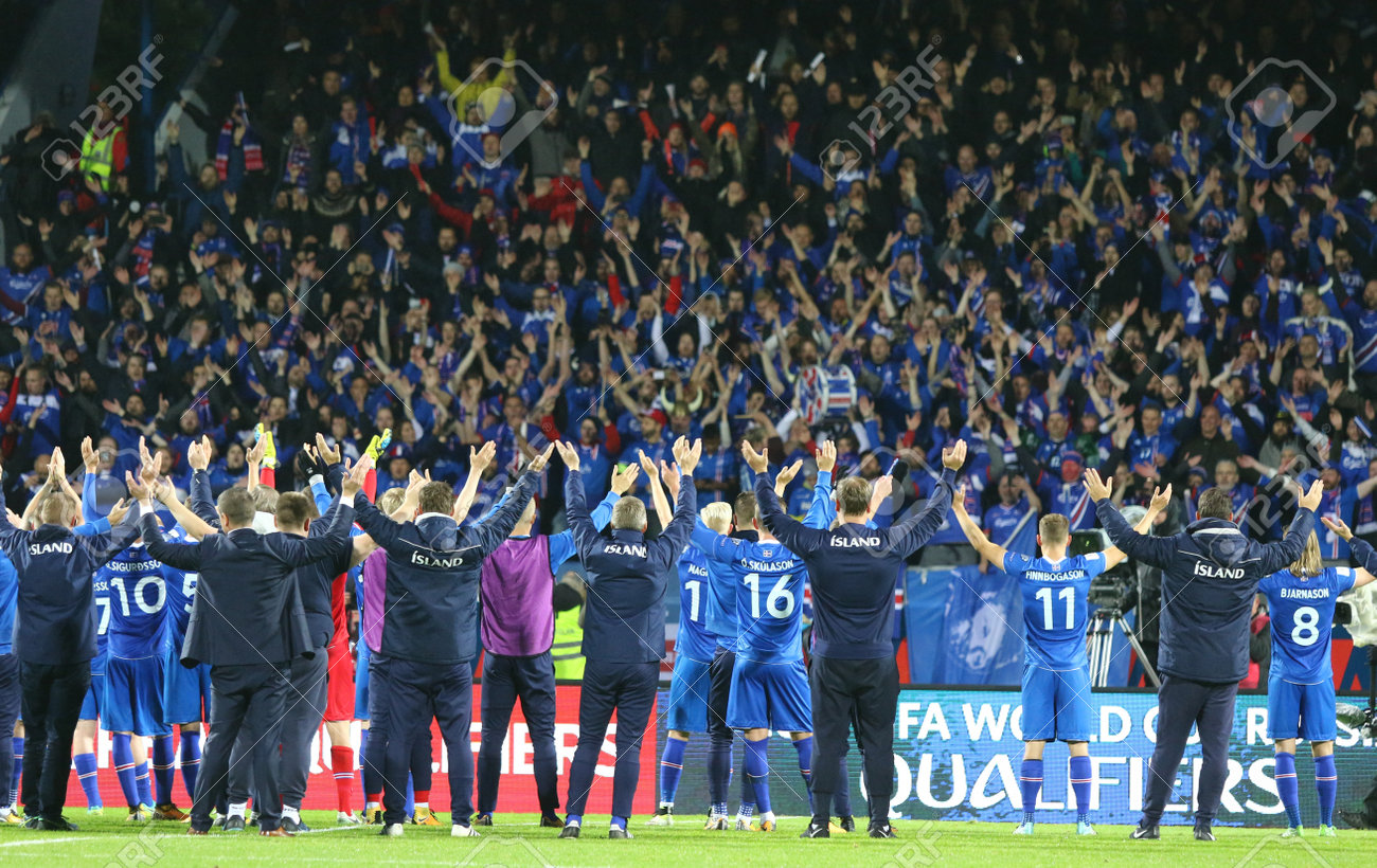 レイキャビク アイスランド 9 月5 17 アイスランドの選手ナショナルサッカーチームは ウクライナに対する Fifa ワールドカップ18予選試合後のファンに感謝しますレイキャビクの Laugardalsvollur スタジアムで アイスランド の写真素材 画像素材 Image
