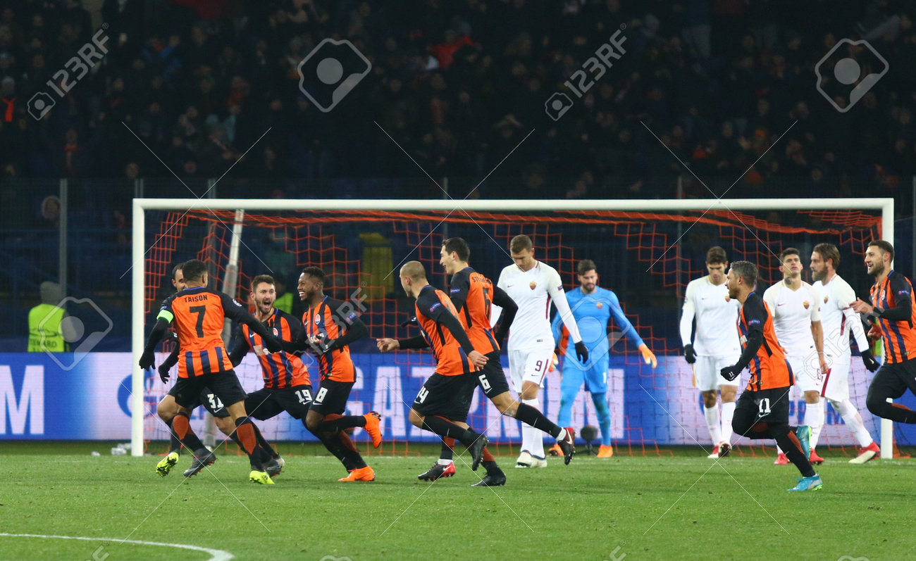 ハリコフ ウクライナ 2月21 18 シャフタール ドネツクの選手たちは ハリコフのoskメタリストスタジアムでasローマとのuefaチャンピオンズリーグラウンド16の試合中にゴールを決めた後に祝います の写真素材 画像素材 Image