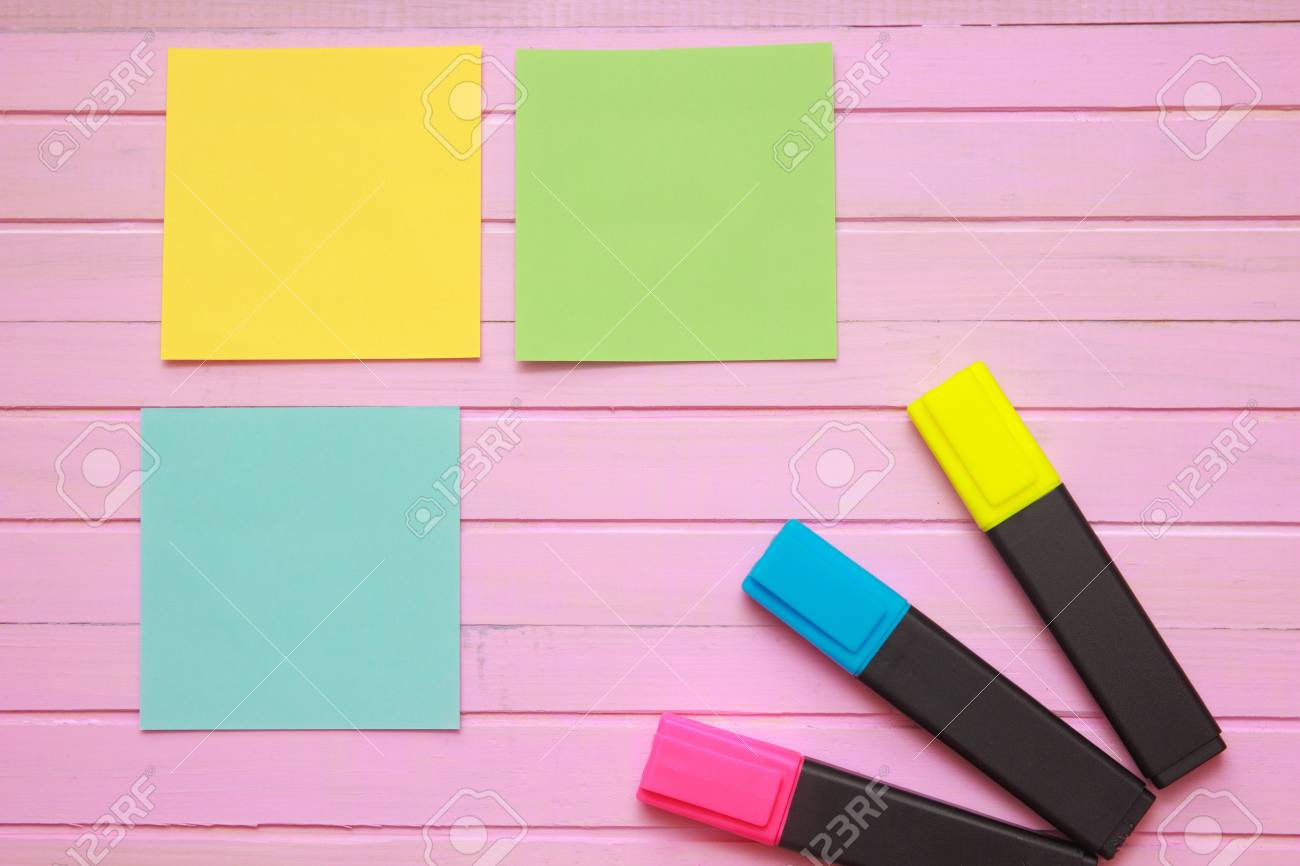 Vue De Dessus De La Page De Cahier Vierge Sur Le Bureau De Fond De Couleur Pastel Avec Differents Objets Style De Pose Plat Minimal Banque D Images Et Photos Libres De Droits Vue De Dessus De La Page De Cahier Vierge Sur Le Bureau De Fond De Couleur Pastel Avec Differents Objets Style De Pose Plat Minimal Banque D Images Et Photos Libres De Droits
