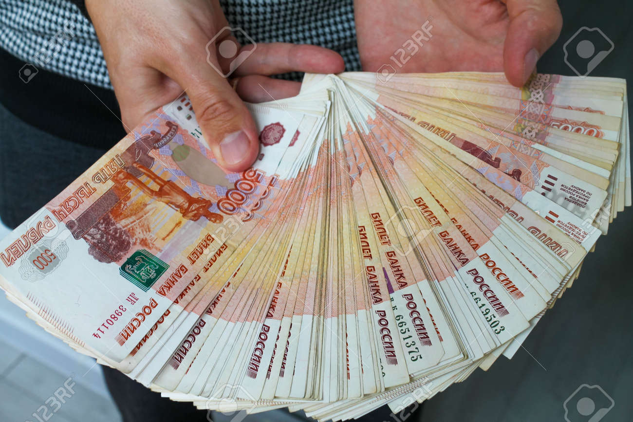5,000ドル札でロシアのお金のファンを保持している男性の手のクローズアップ。の写真素材・画像素材 Image 176957060