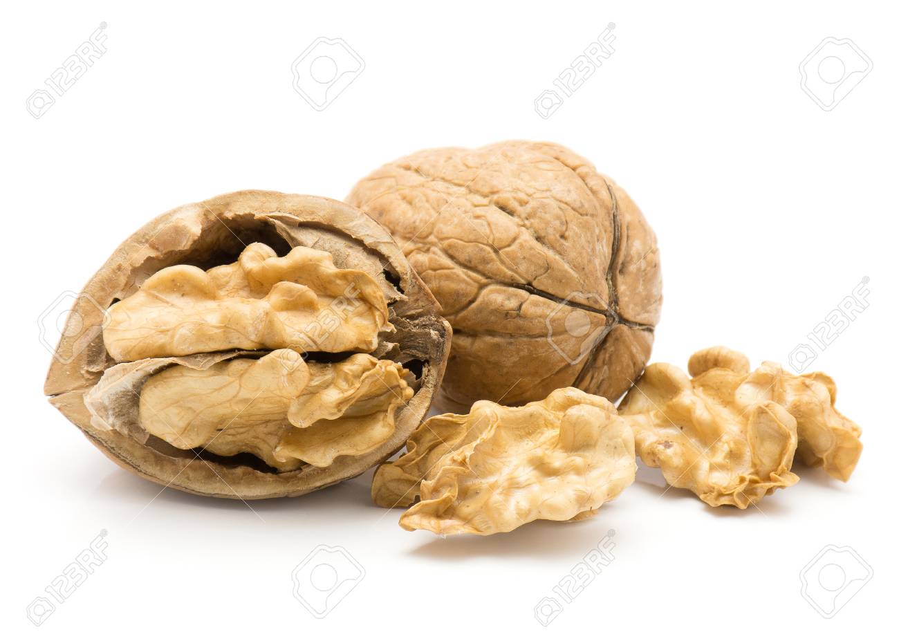 白い背景に隔離されたクルミ1つは 1つの開いた半分と2つの殻付きナットの半分を殻に入れていない の写真素材 画像素材 Image