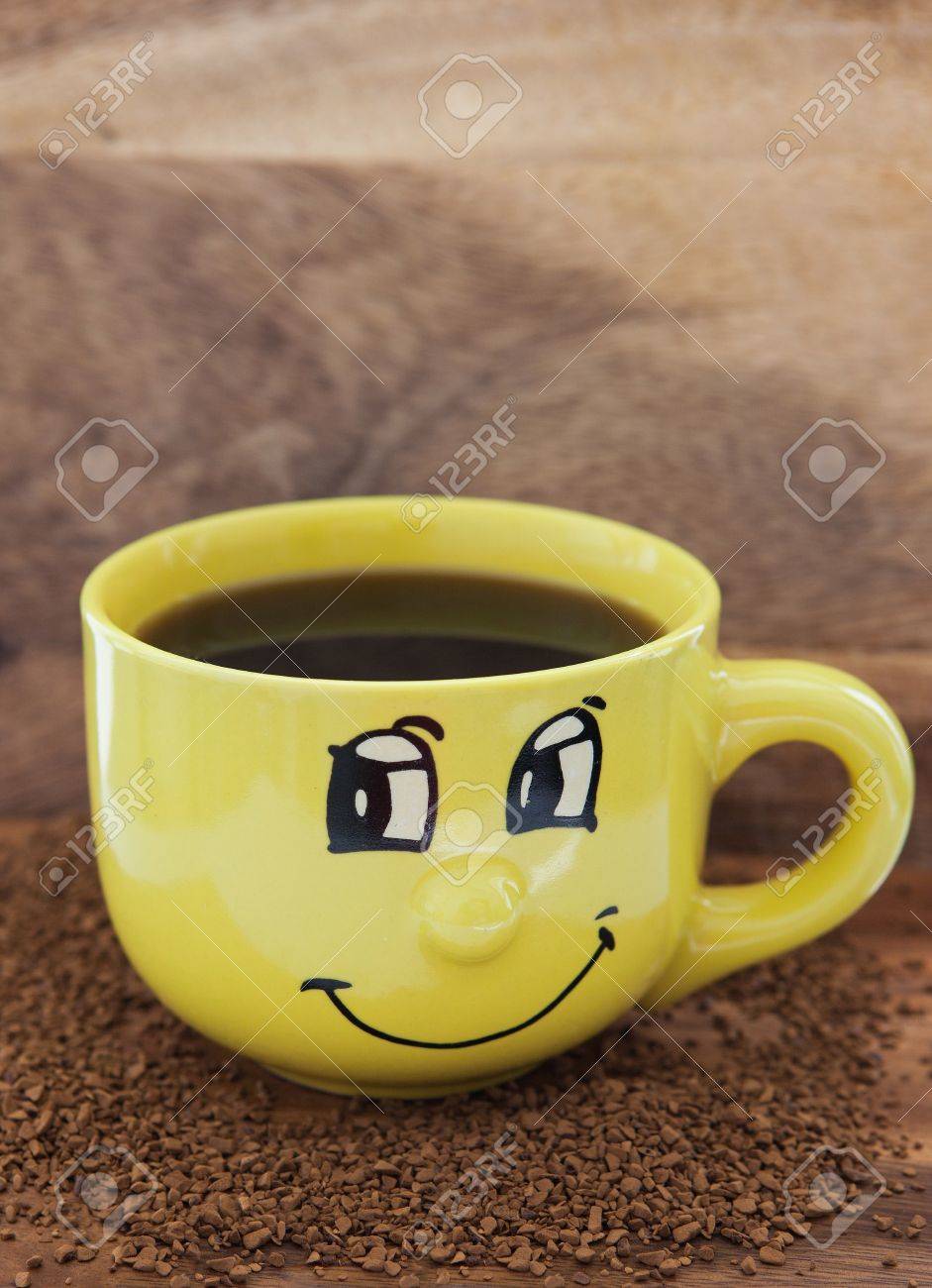 Immagini Stock Tazza Gialla Con Il Sorriso E Il Caffe Sul Tavolo Con Un Instant Granuli Di Caffe E Tavola Di Legno Sfondo Image