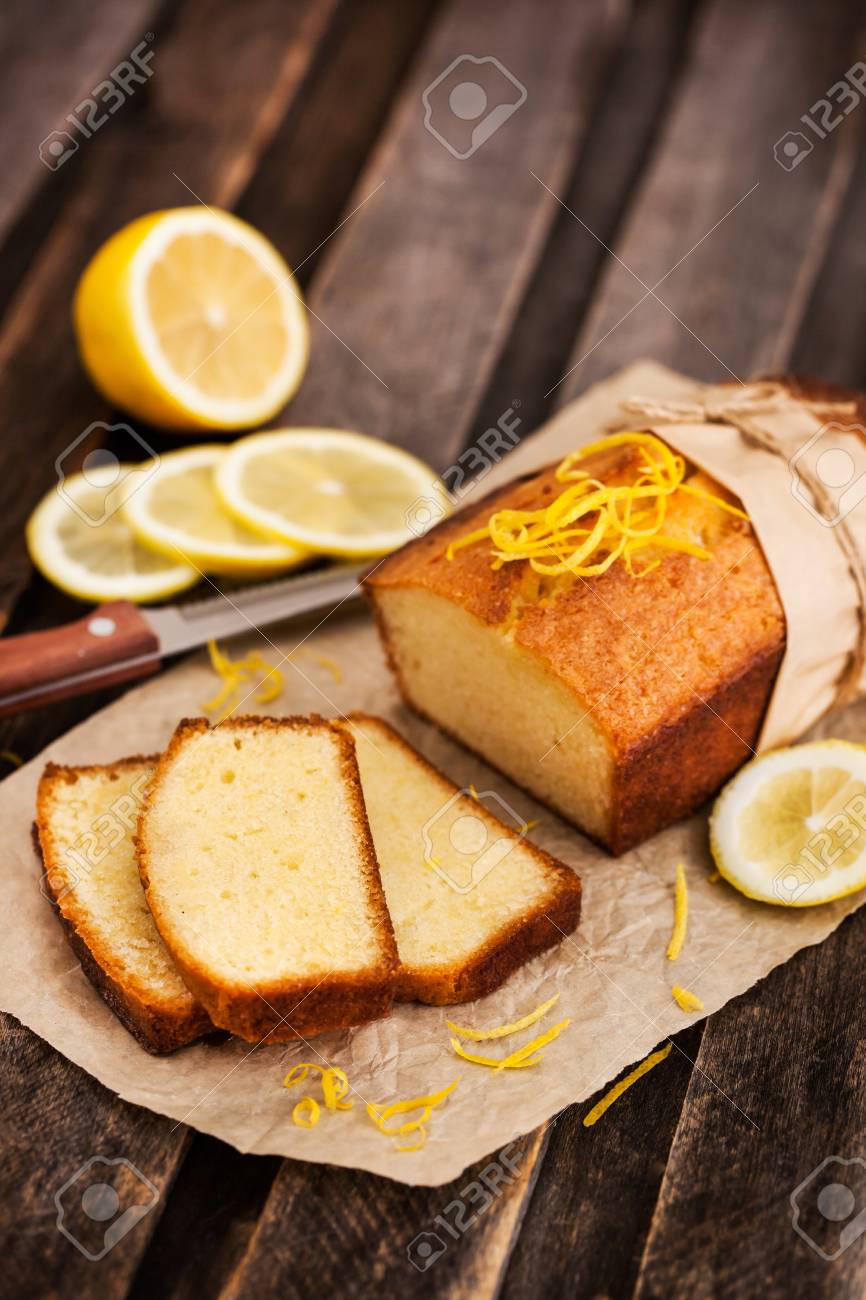 Classique Gateau De Melon De Citron Sur Fond De Bois Rustique Banque D Images Et Photos Libres De Droits Image