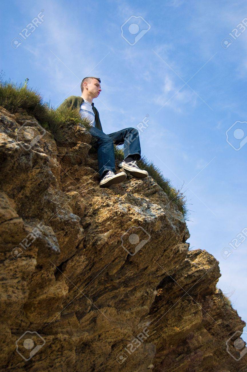 崖の上だけで座っている若い男の写真素材・画像素材 Image 4843147