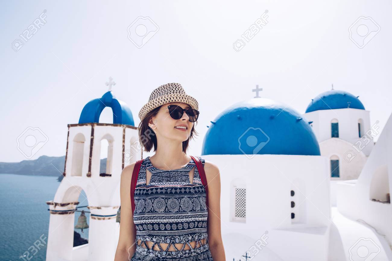 観光幸せな女サントリーニ島 ギリシャの島々 ギリシャ ヨーロッパを旅行します オイアで楽しんで有名な観光地を訪問夏休みの女の子 の写真素材 画像素材 Image