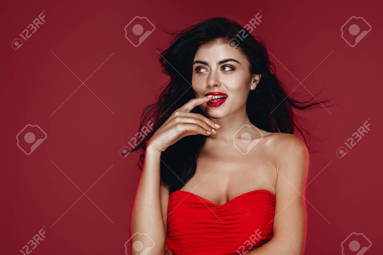 Morena Archivo Maquillaje Vestido Mujer Foto Dama Fiesta Con Rojo Que Guapo Retrato La Hermosas En Días Hace De Perfecto qgnpnt