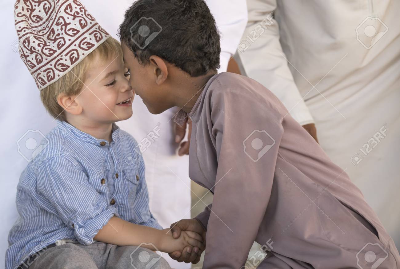 ニズワ オマーン 第 10 Nobember 17 オマーンの子供とヨーロッパの子供がお互いにエスキモーのキスをする の写真素材 画像素材 Image