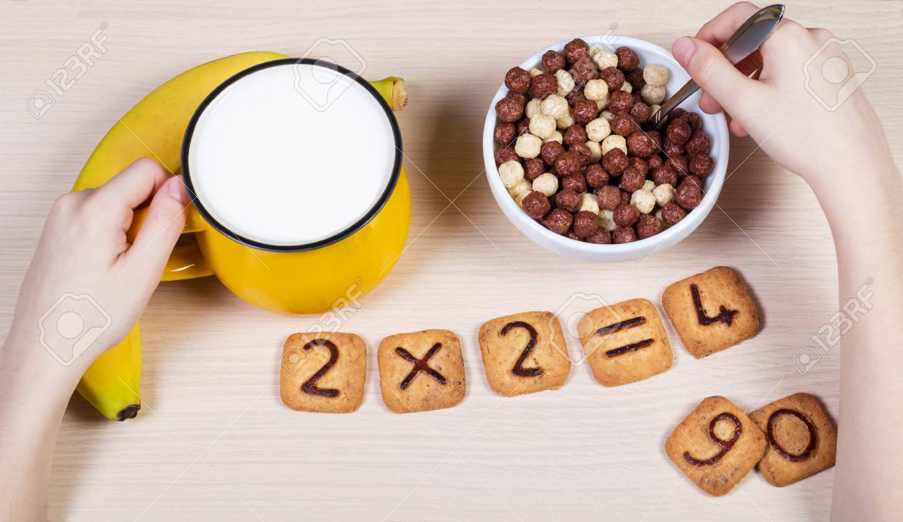 学校の子供のための健康的な食べ物 ミルク バナナ 数字の面白いクッキー 子供は朝食を食べ ビスケットを使用して合計を行います 食べやすい算数のアイデア トップビュー の写真素材 画像素材 Image 学校の子供のための健康的な食べ物 ミルク バナナ 数字の面白いクッキー 子供は朝食を食べ ビスケットを使用して合計を行います 食べやすい算数のアイデア トップビュー の写真素材 画像素材 Image