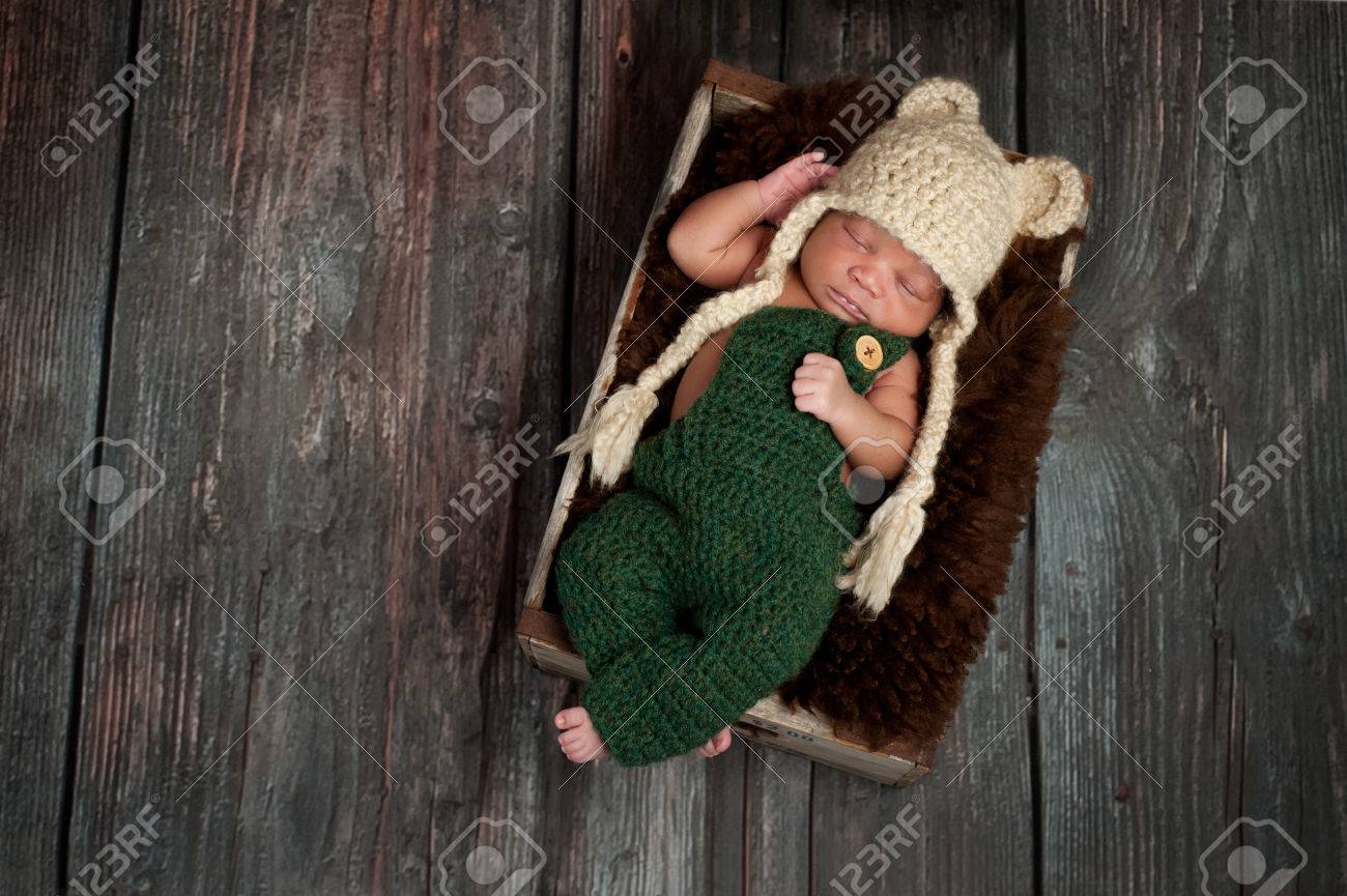 Portrait D Un Bebe Nouveau Ne Vetus De Combinaisons Vertes Crochet Et Chapeau Ours Il Dort Dans Une Vieille Caisse En Bois Tourne En Studio Sur Un Bois Rustique Banque D Images Et Photos Libres Portrait D Un Bebe Nouveau Ne Vetus De Combinaisons Vertes Crochet Et Chapeau Ours Il Dort Dans Une Vieille Caisse En Bois Tourne En Studio Sur Un Bois Rustique Banque D Images Et Photos Libres