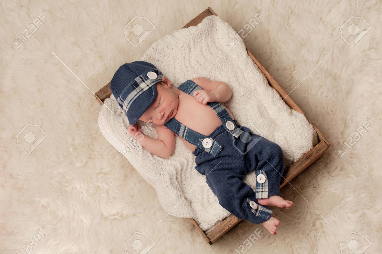 Vue Aerienne D Un Vieux Garcon De Bebe Nouveau Ne De Huit Jours Portant Une Casquette Gavroche Bretelles Bleu Et Des Pantalons Il Dort Dans Une Vieille Caisse En Bois Tourne En Studio Sur Vue Aerienne D Un Vieux Garcon De Bebe Nouveau Ne De Huit Jours Portant Une Casquette Gavroche Bretelles Bleu Et Des Pantalons Il Dort Dans Une Vieille Caisse En Bois Tourne En Studio Sur