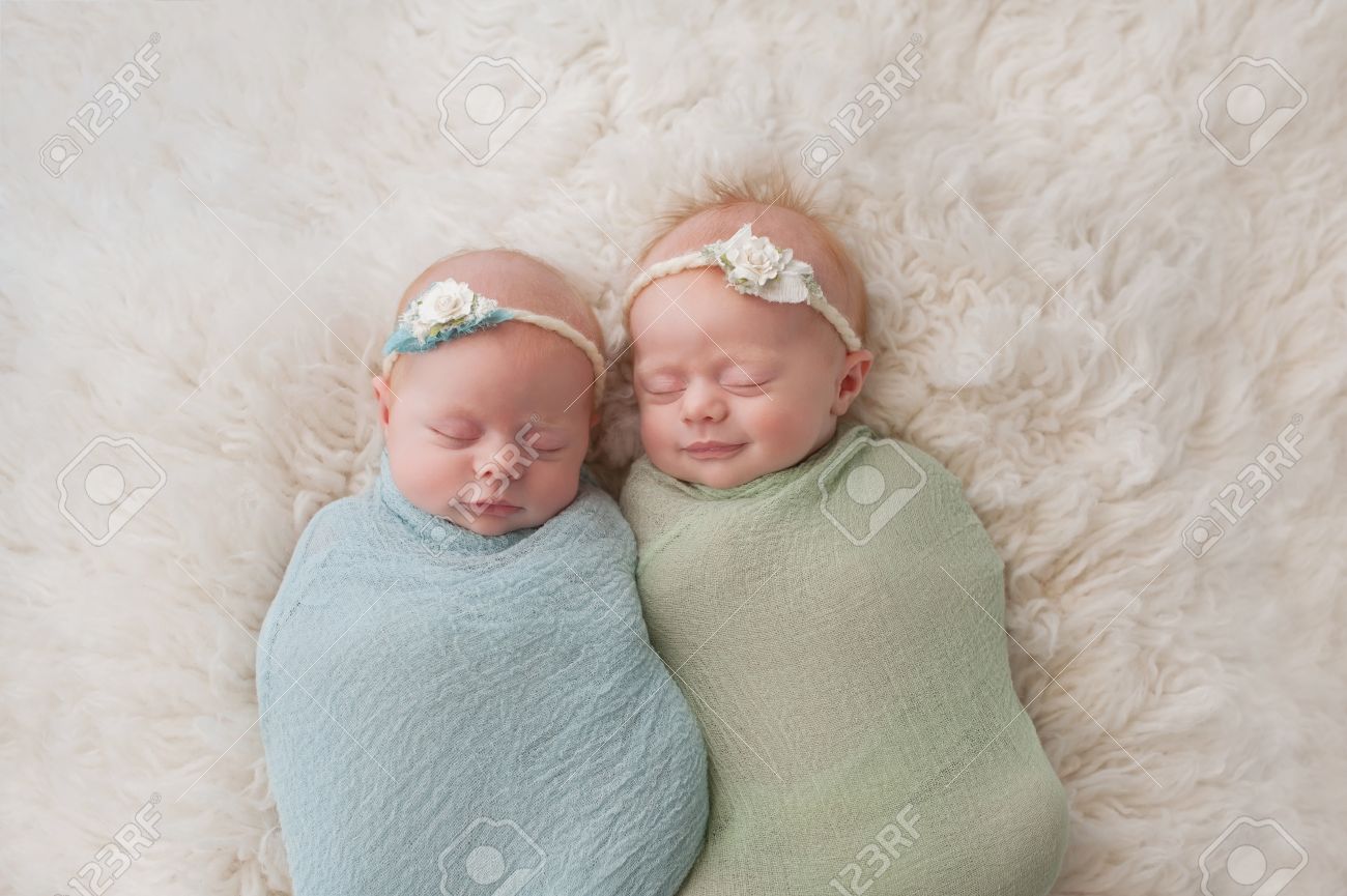 Sept Semaines Vieux Fraternelles Les Bebes Filles Jumelles Emmaillotes Et Dormir Sur Un Tapis Blanc Flokati Une S Ur Est Souriant Banque D Images Et Photos Libres De Droits Image