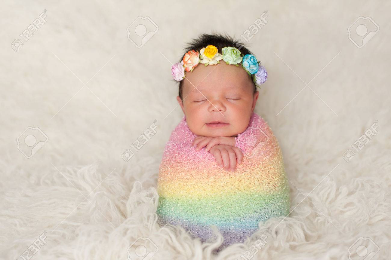 虹色のおくるみで束ねられ眠っている生後 9 日新生児の女の子 彼女はクリーム色 Flokati シープスキン 敷物に立てかけられているし バラの作られた冠をかぶっています の写真素材 画像素材 Image 虹色のおくるみで束ねられ眠っている生後 9 日新生児の女の子 彼女はクリーム色 Flokati シープスキン 敷物に立てかけられているし バラの作られた冠をかぶっています の写真素材 画像素材 Image