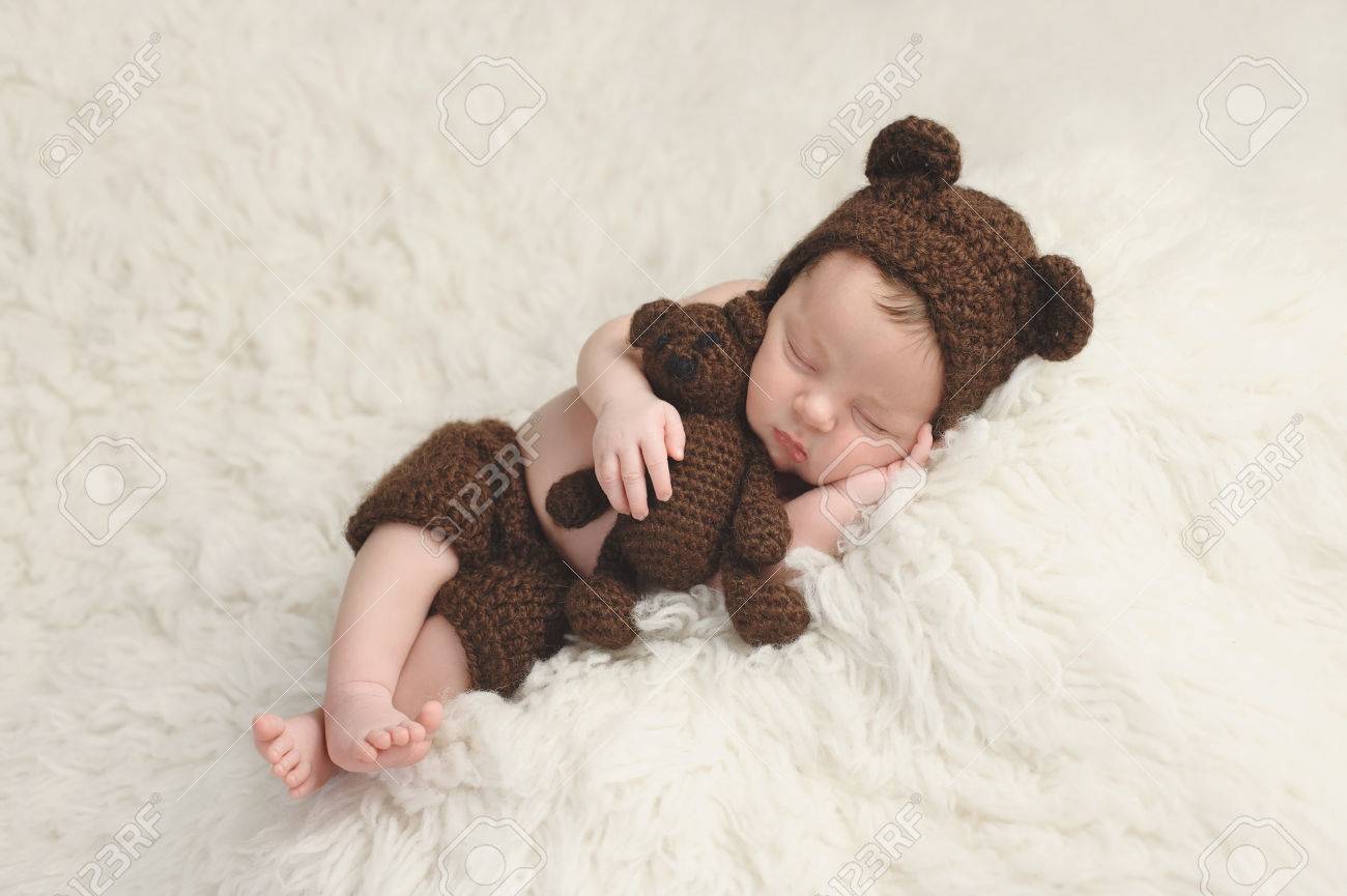 3 週齢の新生児男の子茶色 かぎ針編みクマの帽子とショート パンツを着てします 彼は白い Flokati 敷物の上に眠っているとクマのおもちゃを詰めた一致を保持します の写真素材 画像素材 Image 3 週齢の新生児男の子茶色 かぎ針編みクマの帽子とショート パンツを着てします 彼は白い Flokati 敷物の上に眠っているとクマのおもちゃを詰めた一致を保持します の写真素材 画像素材 Image