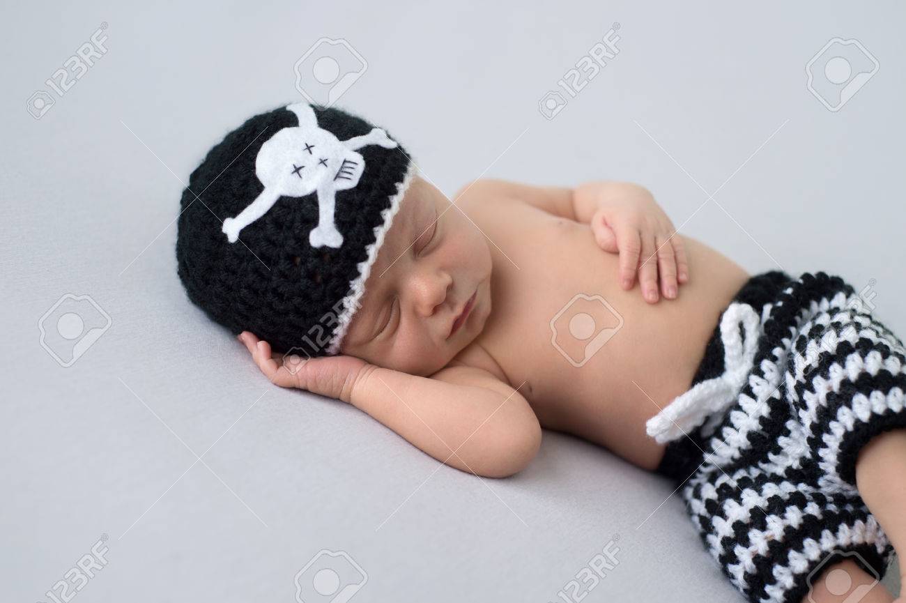 Dix Jours En Train De Dormir Bebe Garcon Portant Un Bonnet Crochete Noir Et Blanc Inspire D Un Pirate Avec Un Crane Et Un Short Raye Banque D Images Et Photos Libres De Droits Dix Jours En Train De Dormir Bebe Garcon Portant Un Bonnet Crochete Noir Et Blanc Inspire D Un Pirate Avec Un Crane Et Un Short Raye Banque D Images Et Photos Libres De Droits